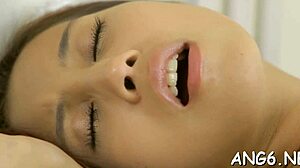 Lizanie naturalnych cycków piękności doprowadza mnie do szaleństwa