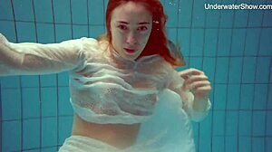 Hei Diana, kenapa pamer pantat gede dan tetek di kamar mandi umum?