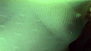 ねえ、このデカい授乳中のラティーナおっぱい吸いたい？