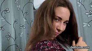 Szerető fiatal csaj kinyitja rózsaszín puncáját kemény defloráláshoz!