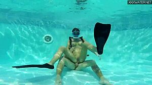 ミニ・マンガがプールサイドのハードコアファックで激しい絶頂を叫ぶ