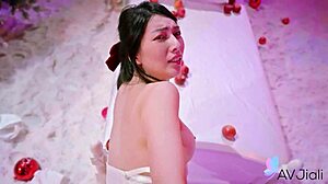 El coño afeitado de Jiaxin china anhela sexo con polla grande