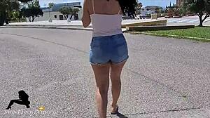 Крадешком снимам моята млада жена 18+ приятелка с големия й задник навън в кенди клипове от съблекалня.