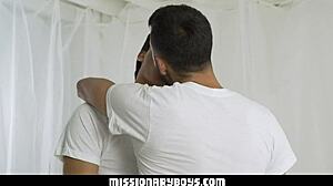 Αθώοι ιεραπόστολοι, θέλετε να γαμήσετε χωρίς προφυλακτικό στο ναό σήμερα;