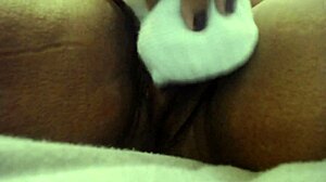 BBW runkkaa rasvaista pillua sukissa itsetyydytyksessä