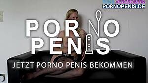 Kunnokas nuori latinalainen ratsastaa jättikyrpää koira-asennossa olohuoneessa nuolemassa