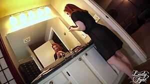 Stepmom Goda Aku Dengan Pantat Sempurna, Mau Lihat?