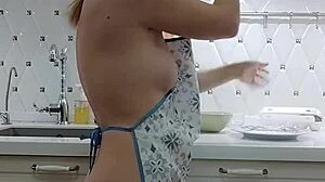 La Moglie Tradisce Con Un Cetriolo, Si Fa Schiaffeggiare Il Culo In Cucina