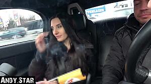 Слаба тийн 18+ курва получава чукане отзад и свършва в млечен шейк