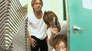 柔軟バレエダンサーが3人の男をワイルドグループで扱う