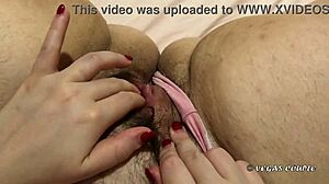 زوجة شعراء تمسح كسها الرطب في الملابس الداخلية الساخنة