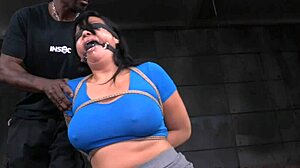 Связанная БДСМ-рабыня с кляпом жестко играется игрушками