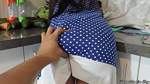 Маленькая латина-падчерица подчиняется падрастро в домашнем кремпае