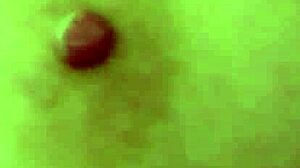 Hvorfor spre den myke barbert fitta så vidt? Er du klar til å deflorere denne koselige søta i hardcore fetish-aksjon?