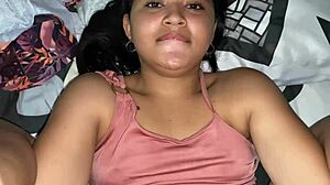 I den livliga skolan charmar en smart student sin klasskamrat med subtila förförelsetaktiker under lektionen