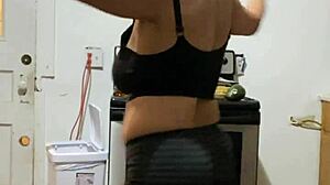 miluju, jak Anna Maria dráždí v černém sportovním oblečení