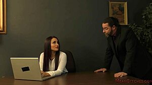 גבריאלה פלטרובה שולטת בבוס שלה עם משחק פמדום קשוח