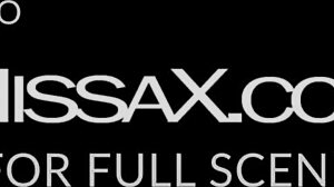 כוכבות Missax אשלי ליין ושרלוט סטוקלי בסצנה קטנה בסגנון כלב