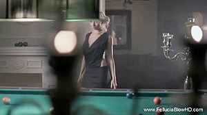 Romantik gece, seksi oral seks ve bal gibi döl yutma ile tatlı sarışına dönüşüyor.