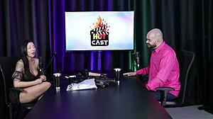 Paulo Avelar a Victoria Beatriz Stun v priehľadnej červenej na horúcej scéne