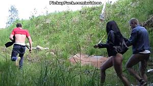 Seksi ulkona naiminen busty-hottien kanssa kengissä