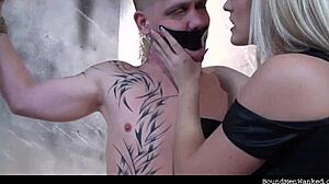 Blanche Bradburry femdom slaat en aftrekt gebonden jongen hard!