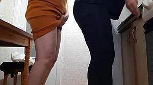 Домашни помощнички дразнят с оргазми в кухненска игра