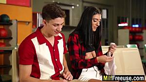 의붓엄마와 의붓아들 볼링 가서 그녀가 밀프 보지 야한 섹스 프리유즈 허락