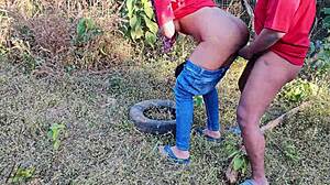 De ce să nu o fut pe această studentă latină cu fund mare în pădure în poziția doggy?