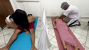妻の隣で美しいマッサージ師をヤッてる、カップルマッサージ中