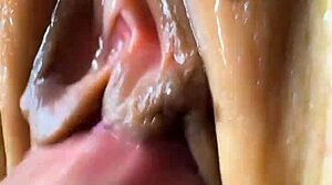 아내의 꽉 조이는 보지에 거대한 정액 로드 주입