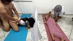 아내 옆에서 아름다운 마사지사 박아 커플 마사지 중