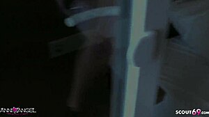 Kövér szűz srác másodpercek alatt elélvez a német tini kurvával, Anni Angellel. Az a kicsi fark nem bírta!