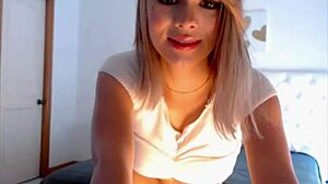 MILF loira quente sente prazer intenso se masturbando