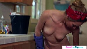 Petite hushållerska hanterar en massiv överraskning för pengar