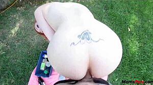 Vonkajšie dobrodružstvo s ryšavou nevlastnou mamou Lauren Phillips ktorá sa rozšantie