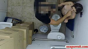 Cewek cantik ditumbuk keras di toilet pegadaian, sial! 😈