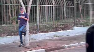 Mladý Brazílčan sa podáva uber vodičovi