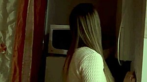 Mostohaanya előrehajolva dugják a fiú osztálytársa közelről.