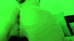 Madrasta de tetas grandes seduz pau enorme do enteado em POV de quarto!