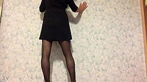 Watch the shemale dancing in stockings!