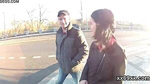 Doctor revisa himen y desflora a virgen linda en grupo