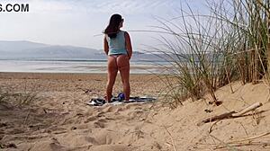 OMG, nafilmoval som túto krivú milf ako sa prezlieka a cvičí na pláži