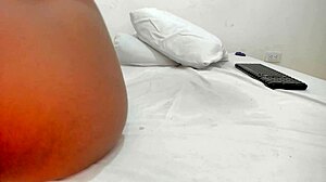 Big Booty Latina Uses Toys In Close-Up Webcam Show