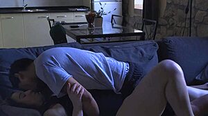 Nevlastná sesternica žiarli, keď sa opitá vracia domov z párty.