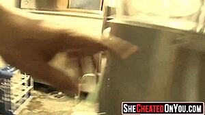 Hej, sleduj 29 party holek, jak si pochutnávají na striptérském masu!