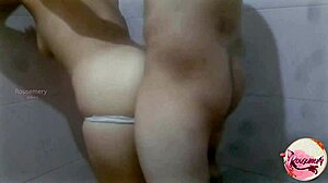 Naapuri poraa mua kovaa kylppärissä vaimon ollessa poissa