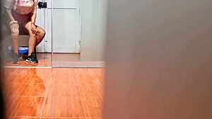 Скрытая камера шпионит за красивой аргентинской секретаршей из УБА в мини-юбке