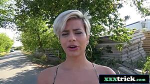 Colombiansk milf stripper og får hårdt knald offentligt for kontanter