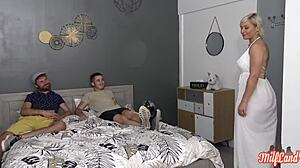 Kim Cougar obvlada dva trda kurca v divjem francoskem trojčku